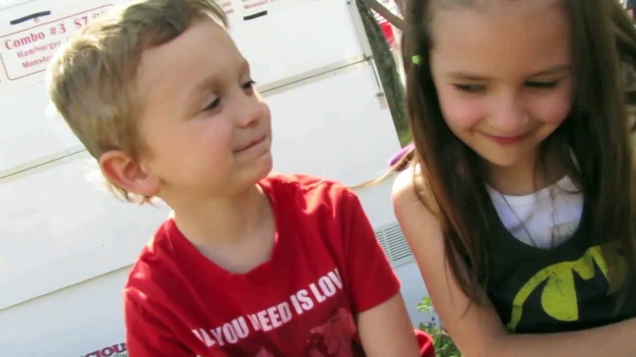 Niños de 5 años se dan un beso por primera vez Video mas tierno del internet