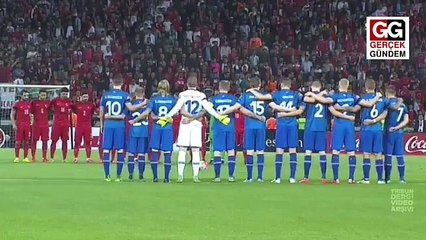 Ölenler için yapılan saygı duruşunu ıslıkladılar