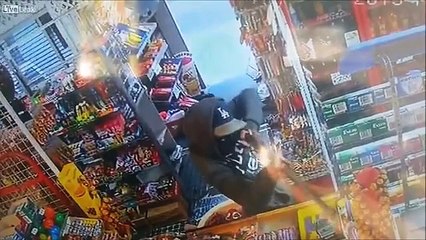 Quiso robar una tienda con un rifle de mentira y lo sacaron a palazos