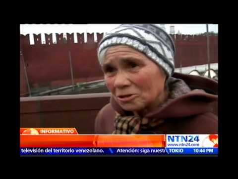 Cientos de personas depositan flores en el lugar donde fue asesinado el opositor Borís Nemtsov