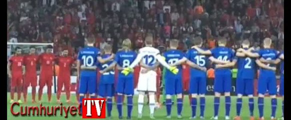 Ölenler için yapılan saygı duruşunu ıslıkladılar