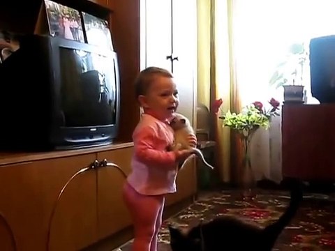 Кошка отобирает котенка у маленького мальчика