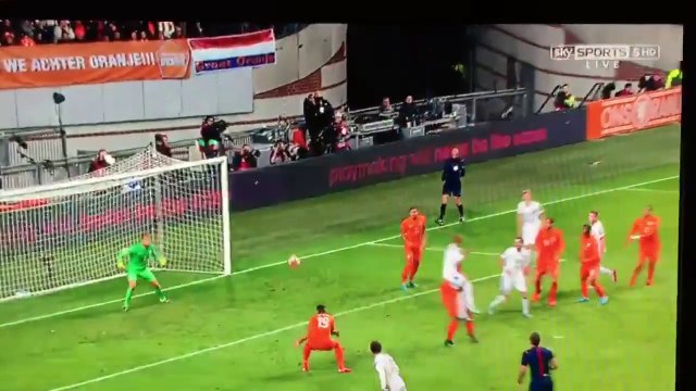 Van Persie faz gol contra em derrota da Holanda nas Eliminatórias da Euro