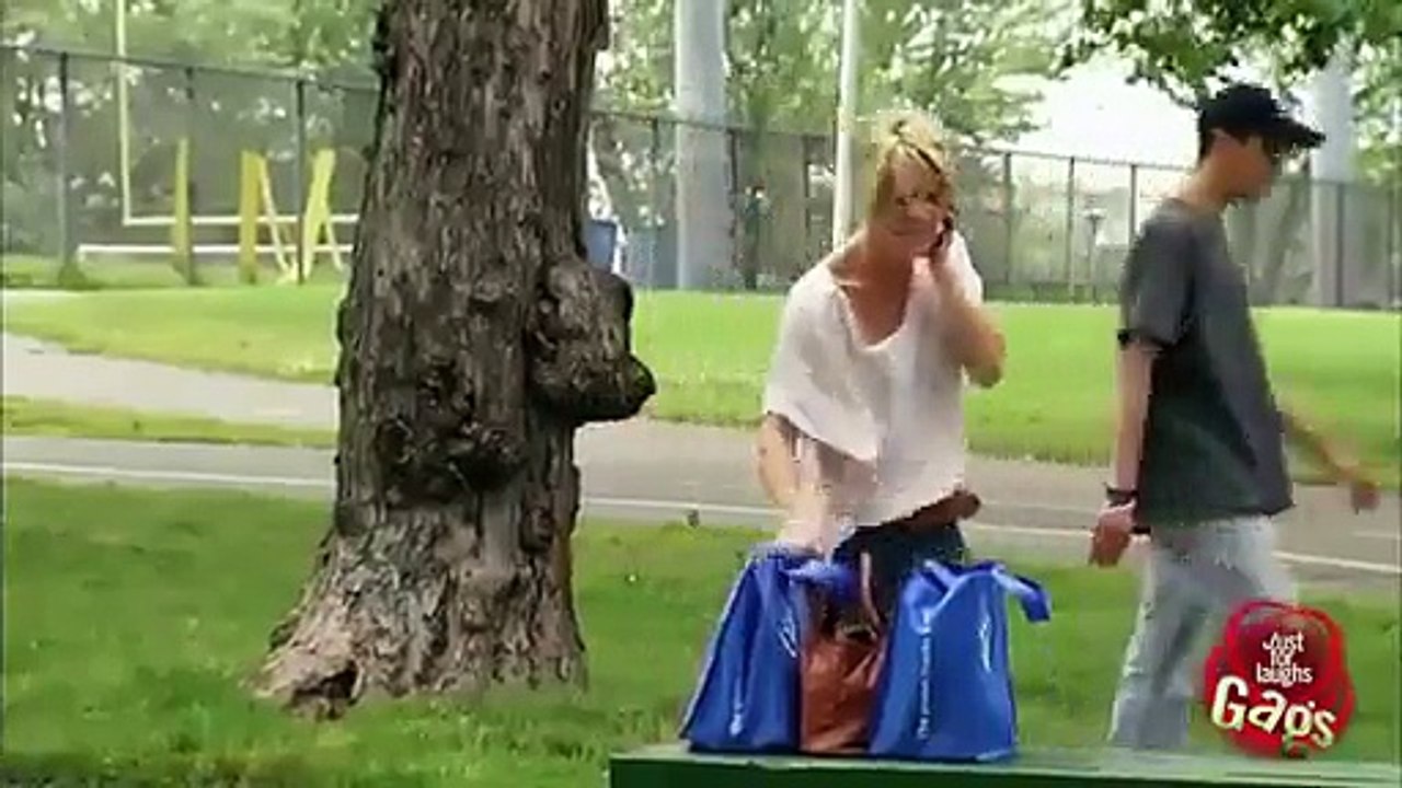 Handbag Prank - Funny - Video Dailymotion_2