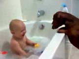 Bebê Tomando Banho Divertido e Rindo com Cachorro