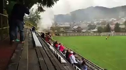 un train traverse un terrain de foot… en plein match