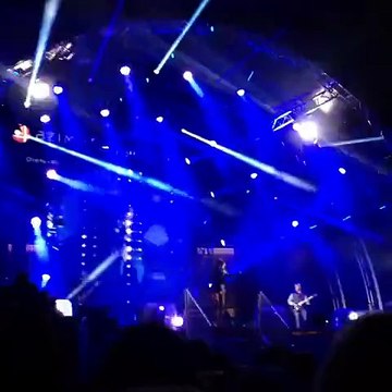 «Alors on danse» - фрагмент. А. Бон и гр. «Роджер» (Мурманск, 3.10.2015) (vsofaleria)