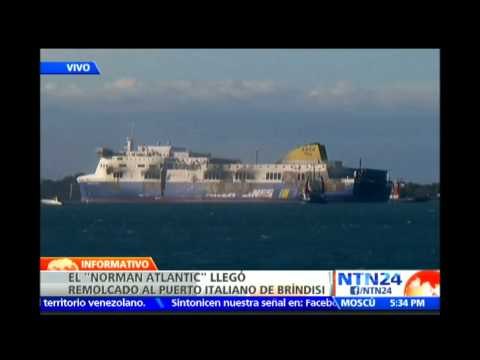 Ferry Norman Atlantic llega remolcado al puerto italiano de Brindisi