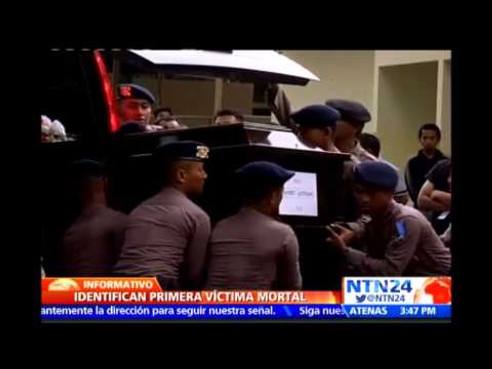Recuperan nueve cuerpos y entierran primer víctima identificada del avión de AirAsia accidentado