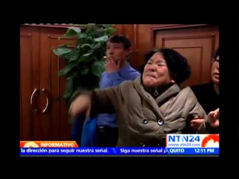 Familiares de pasajeros de los vuelos de AirAsia y Malaysia Airlines comparten el mismo drama