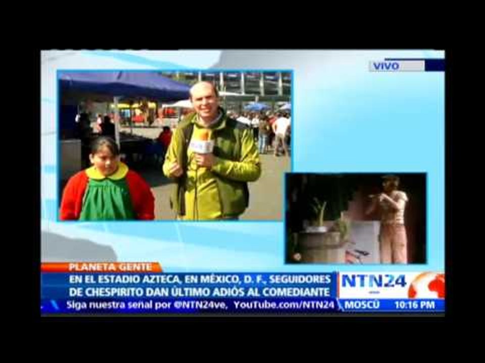 Seguidores de 'Chespirito' dan último adiós al comediante en el estadio Azteca de México