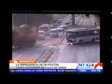 Impresionante accidente en China: bus intenta esquivar a un peatón pero termina estrellándose