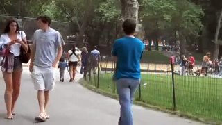 Los Pedos Animan a la Gente: Broma Tirando Pedos en el parque a la Gente,Graciosa 2014 HD