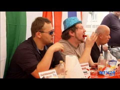 Particular competencia: hombres participan en el Campeonato Mundial de Alimentos Picantes de Berlín
