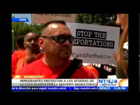 Decenas de manifestantes hispanos protestan frente a la Casa Blanca exigiendo paren deportaciones