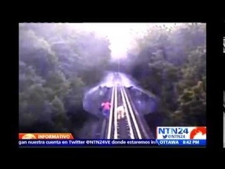 Dos mujeres se salvan de milagro tras quedar atrapadas en la carrilera al paso de un tren en EE.UU.