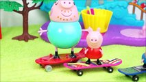 Pig George da Família Peppa Pig Caindo de Skate no Parque!! Em Português DisneyKidsToys