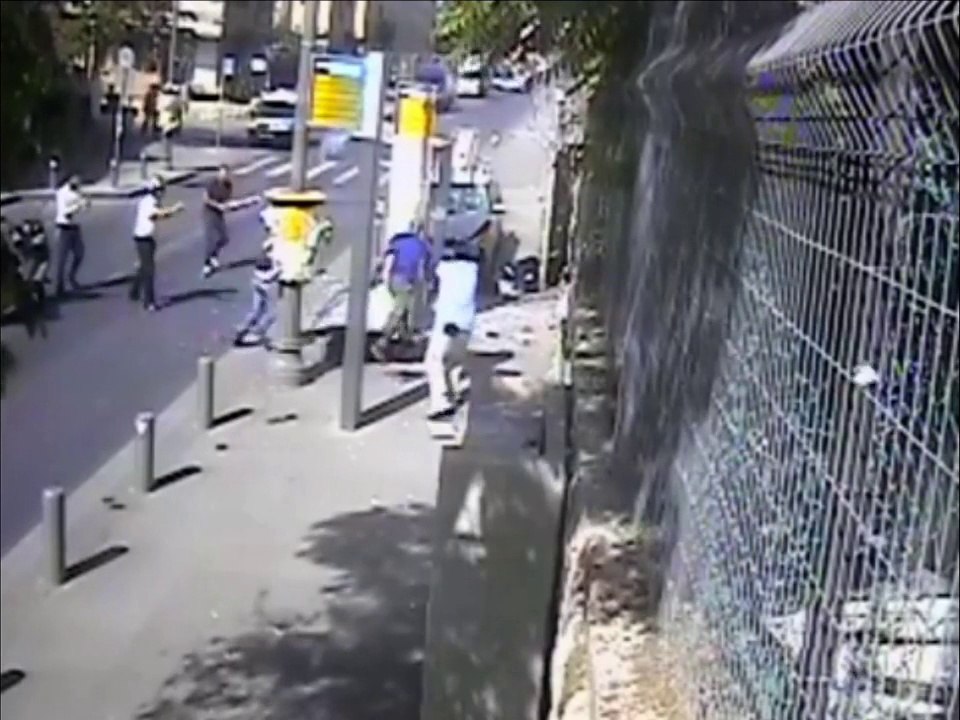 IMAGES VIOLENTES - Attaque à la voiture-bélier à Jérusalem