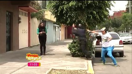 Broma: Gente en la calle intenta agarrar una cartera (Los Destrampados)