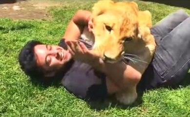 Aslanla Güreşe Tutuşan Adam