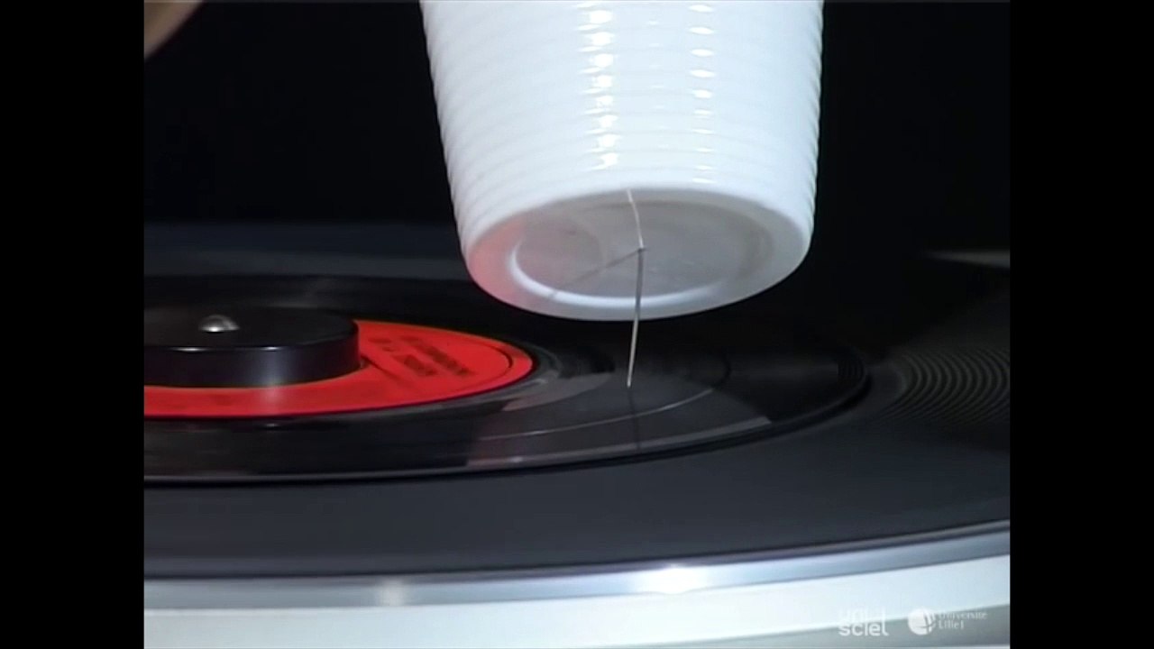 Ecouter un disque avec un gobelet en plastique