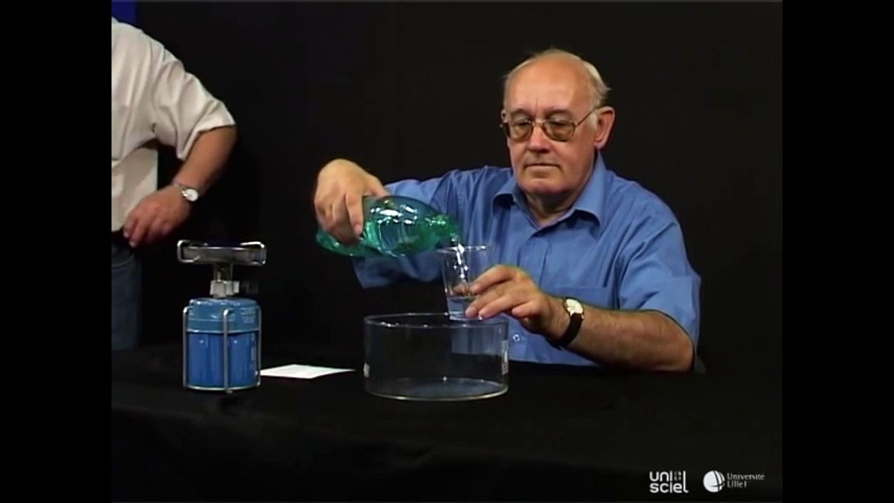 L'eau est arrêtée par le papier