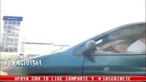 INCREIBLE PAREJA TENIENDO SEXO MIENTRAS CONDUCEN EN PLENA CARRETERA 2013