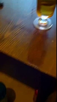 Un mec bourré s'endort dans une drôle de position au toilette...