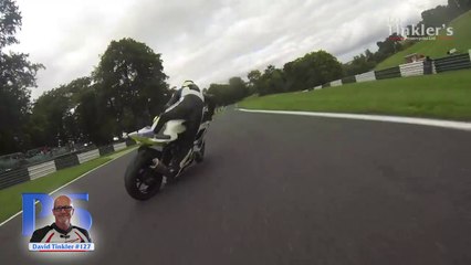 Un ratrappage de folie lors d'une course moto