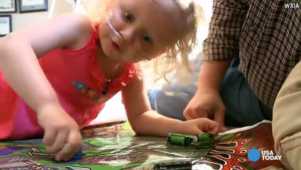 Questa bimba respira grazie a un macchinario, ma guardate il suo baby sitter: speciale!