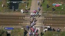 Pazzesco alla Parigi-Roubaix: guardate cosa hanno rischiato i ciclisti in gara!