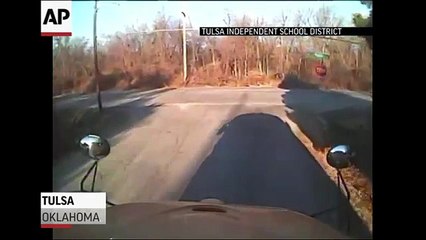 Un vecchio scuolabus centrato in pieno da un van: strage evitate per un soffio