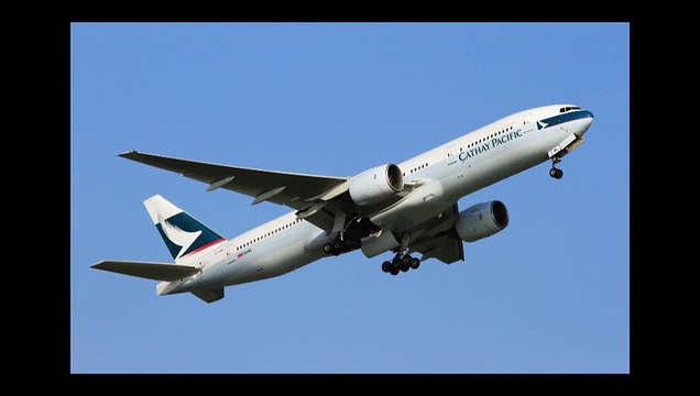 Sesso col pilota e spogliarelli in cabina: le foto hot delle hostess