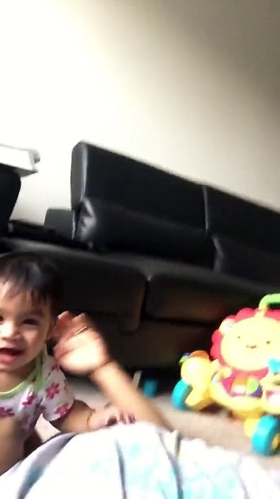 Un bébé s'amuse avec son papa