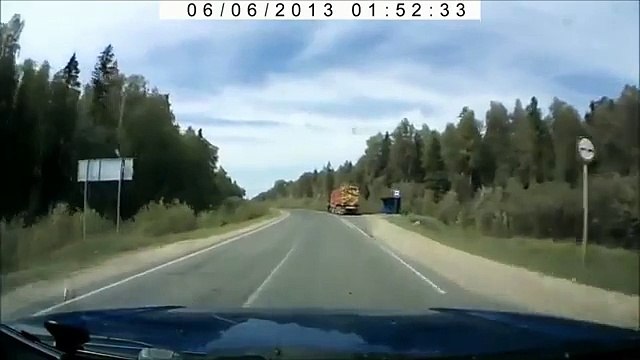 Superano un camion pieno di tronchi d'albero ma poco dopo accade l'inaspettato...