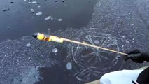 Un ragazzo spara un razzo sotto la superficie ghiacciata del lago: quello che succede dopo è sorprendente!