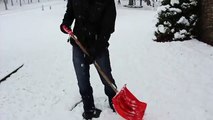 Se avrete a che fare con la neve ciò che fa questo ragazzo vi sarà utilissimo!