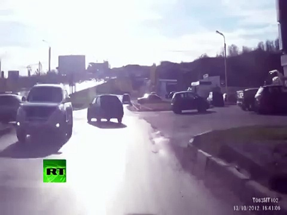 Mad crash Truck rams 12 cars at full speed