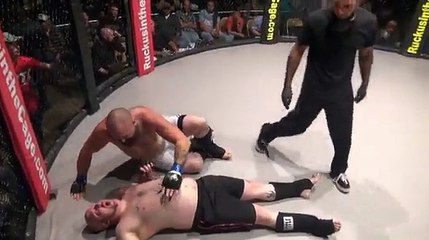 MMA il perd son match... et se fait caca dessus sur le ring