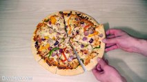 Un uomo taglia via due strisce al centro della pizza... il motivo è geniale!