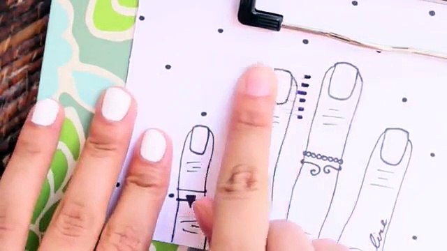 Una ragazza fa dei tagli sul nastro adesivo: l'uso che ne fa è strepitoso