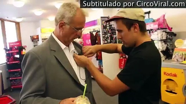 Taglia i capelli ad un senzatetto e lo veste elegante: quello che succede dopo mi ha sconvolto