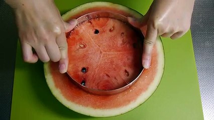 Inizia tagliando il centro dell'anguria: quello che realizza è delizioso!