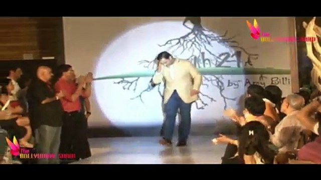 Pakistani Cricketer Shoaib Akhtar Walking The Ramp With Designer