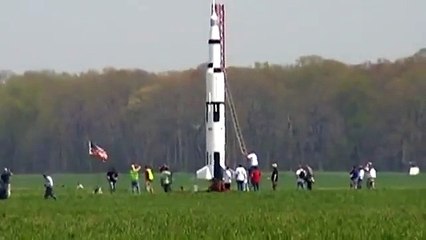 Costruisce un razzo Saturn della Nasa in scala 1:10 e lo lancia: pazzesco!