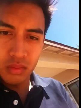 Mette l'iPhone dentro alla chitarra e suona: l'effetto è fantastico!