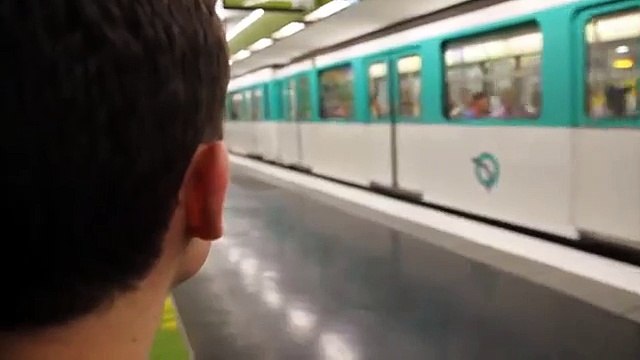 Sembra un normale braccialetto, ma quando scuote il braccio accade qualcosa di sensazionale!