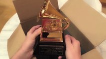 L'acteur Weird Al Yankovic reçoit son Grammy Award et découvre l'objet!