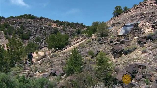 Un Uomo Passa 25 Anni Sotto Terra: Ciò Che Sta Creando è Oltre Ogni Immaginazione