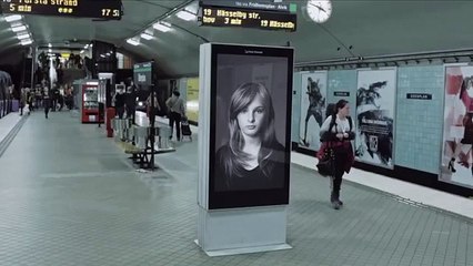 Sembra la normale pubblicità di uno shampoo, invece...